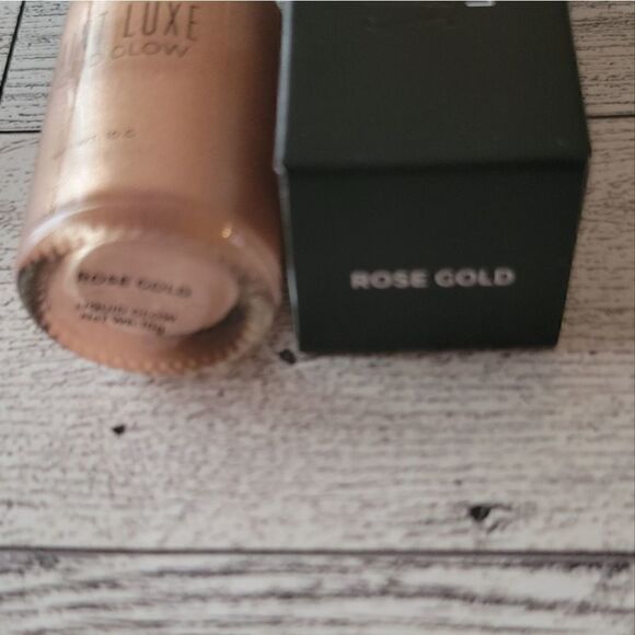 Saint Luxe Liquid Glow in Rose Gold - Picture 2 of 4